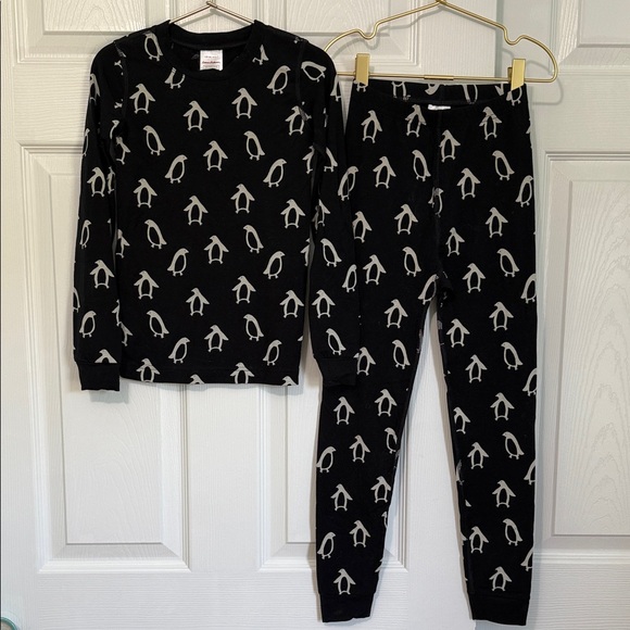 Hanna Andersson Soft Stretch Fitted Black and White Penguin Pajama Set - Picture 1 of 8